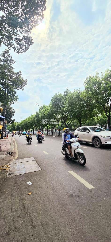 TT TÂN BÌNH - KẾ BÊN QUẬN 3,1,10 - HẺM XE HƠI THÔNG - 3 BƯỚC RA MẶT TIỀN HOÀNG SA 