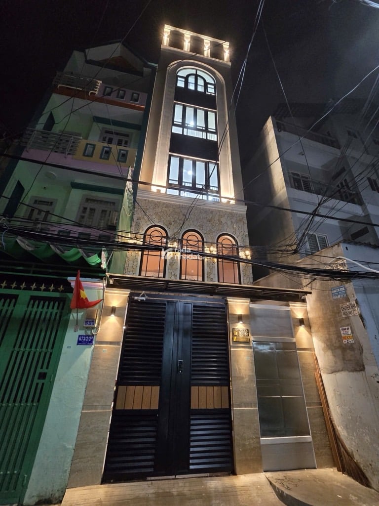 12 căn hộ full nội thất cao cấp: giường, tủ, máy lạnh, bếp, bàn làm việc...
