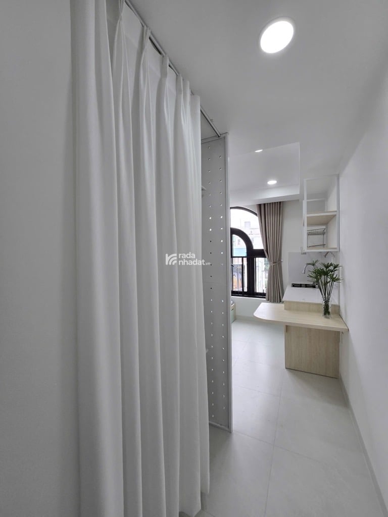 12 căn hộ full nội thất cao cấp: giường, tủ, máy lạnh, bếp, bàn làm việc...
