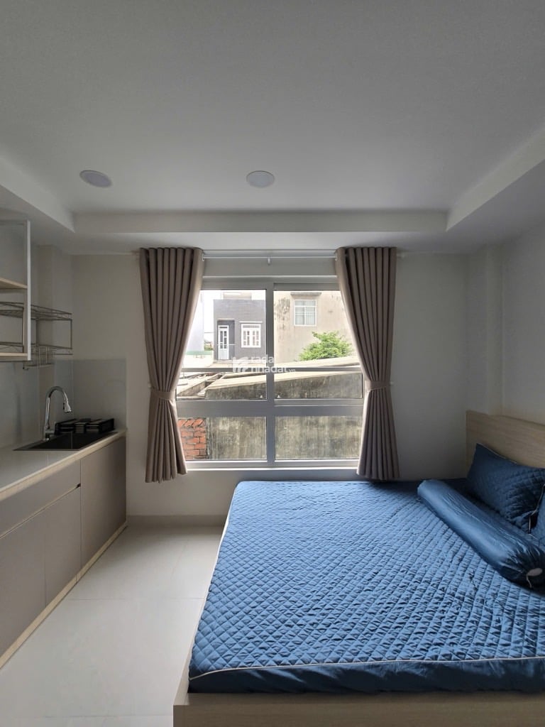 12 căn hộ full nội thất cao cấp: giường, tủ, máy lạnh, bếp, bàn làm việc...
