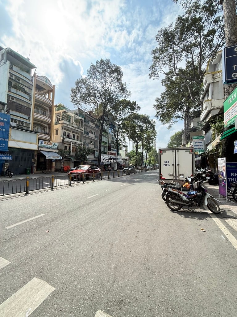 BÁN NHÀ HẺM XE HƠI 1 TRỤC - GẦN CHỢ HOA - ĐANG CHO THUÊ 20 TRIỆU/T