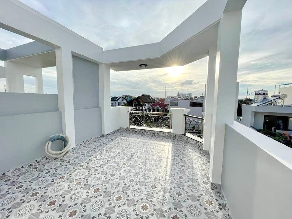 Bán nhà mới 3 lầu 6PN hẻm xe hơi đường Bông Sao Phường 5 Quận 8