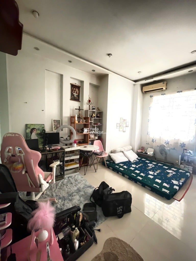 Vị trí đẹp, hẻm xe hơi, sát mặt tiền, gần Đầm Sen, siêu thị, kế bên là trường học các cấp