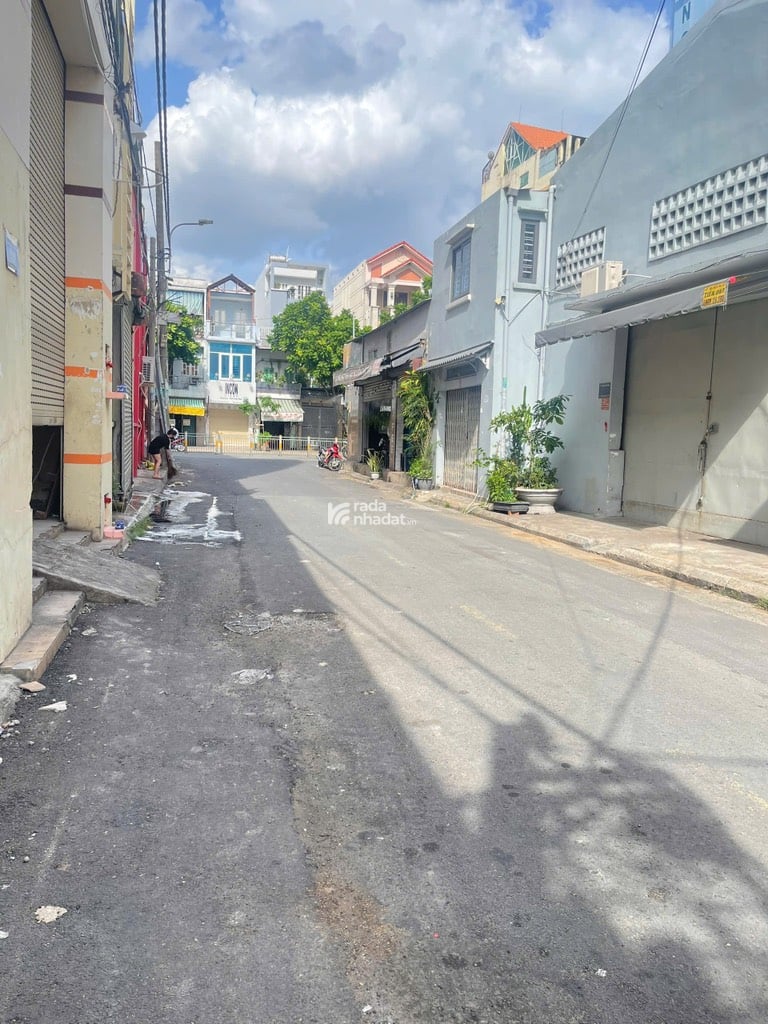 Vị trí đẹp, hẻm xe hơi, sát mặt tiền, gần Đầm Sen, siêu thị, kế bên là trường học các cấp