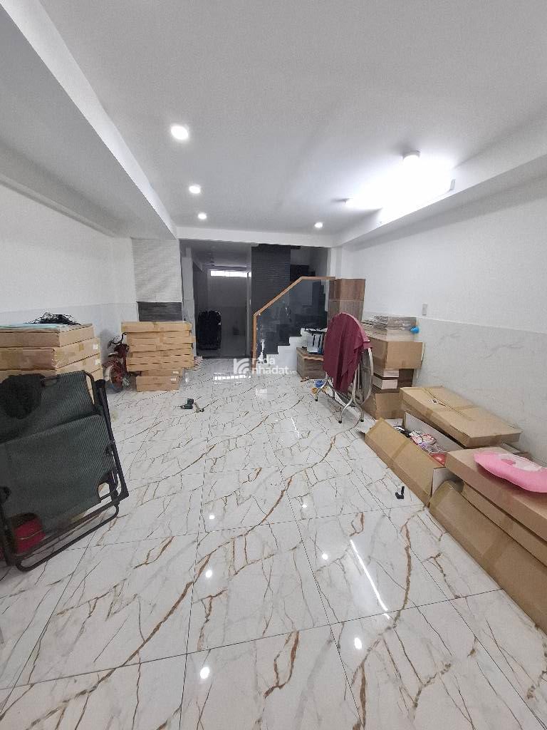 Kết cấu: Số tầng: 5 (gồm 1 trệt, lửng, 2 lầu, ban công, sân thượng,...) đúc BTCT