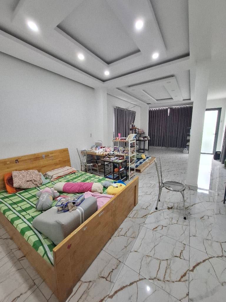 Kết cấu: Số tầng: 5 (gồm 1 trệt, lửng, 2 lầu, ban công, sân thượng,...) đúc BTCT