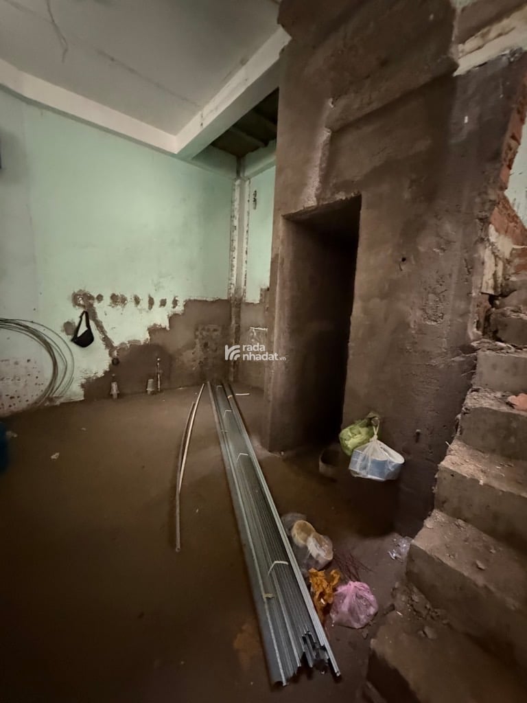 1 tret , 1 lầu. Gồm: 2 PN, 2 toilet- nhà đang sửa, sắp hoàn thiện vị trí: thuận tiện di chuyển qua 