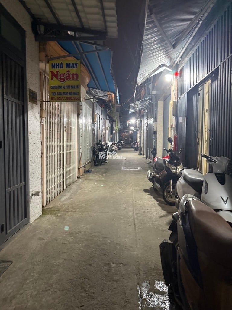 1 tret , 1 lầu. Gồm: 2 PN, 2 toilet- nhà đang sửa, sắp hoàn thiện vị trí: thuận tiện di chuyển qua 