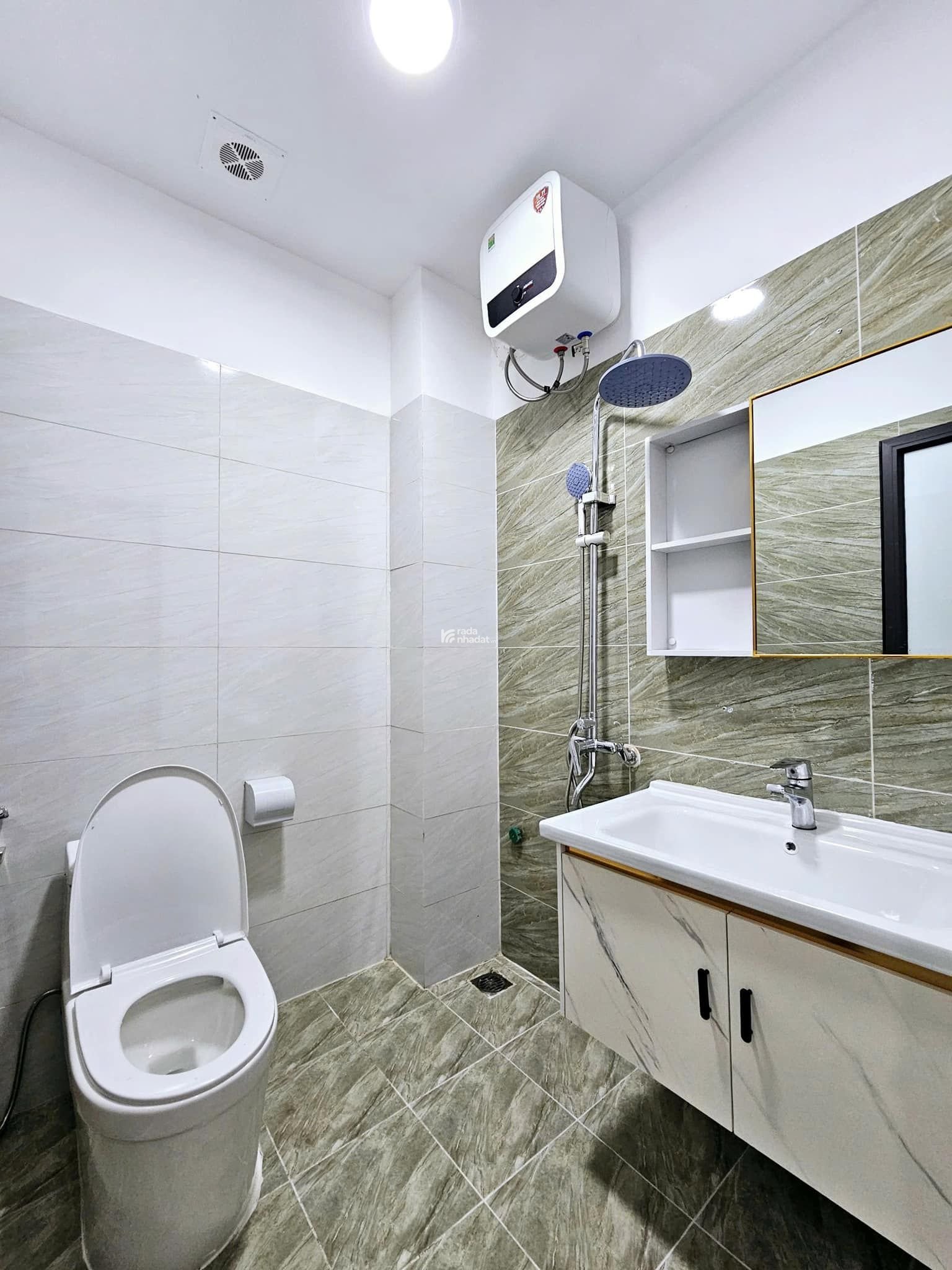 Chính chủ gửi bán CH Ecohome, DT 64,5m2 (2PN 2VS), full nội thất, sổ hồng, giá chỉ 3, x tỉ