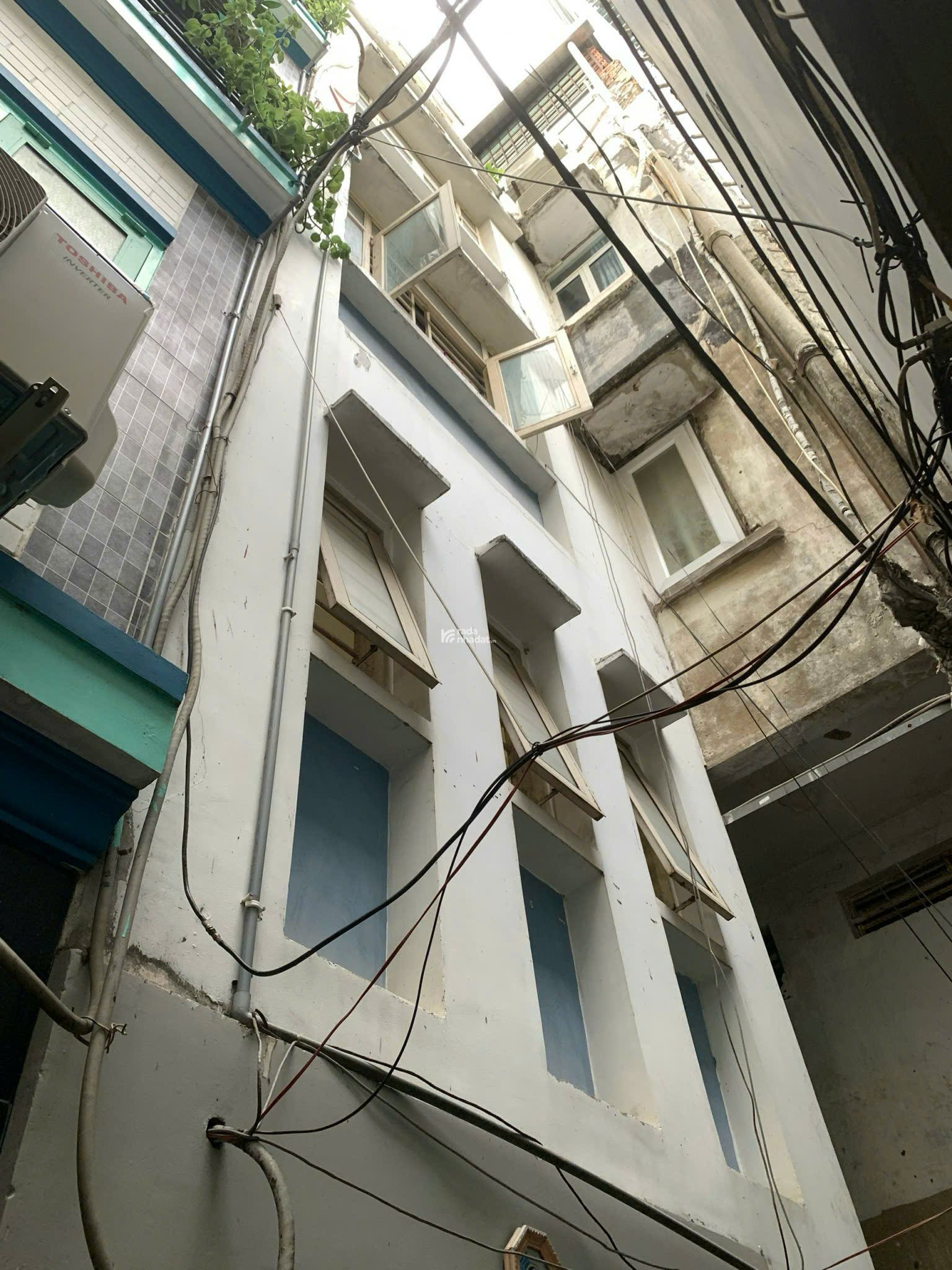 Nhà chính chủ toạ lạc ngay Phố đi bộ  Bùi Viện Quận 1, ngay ngã tư Trần Hưng Đạo, gần chợ Bến Thành