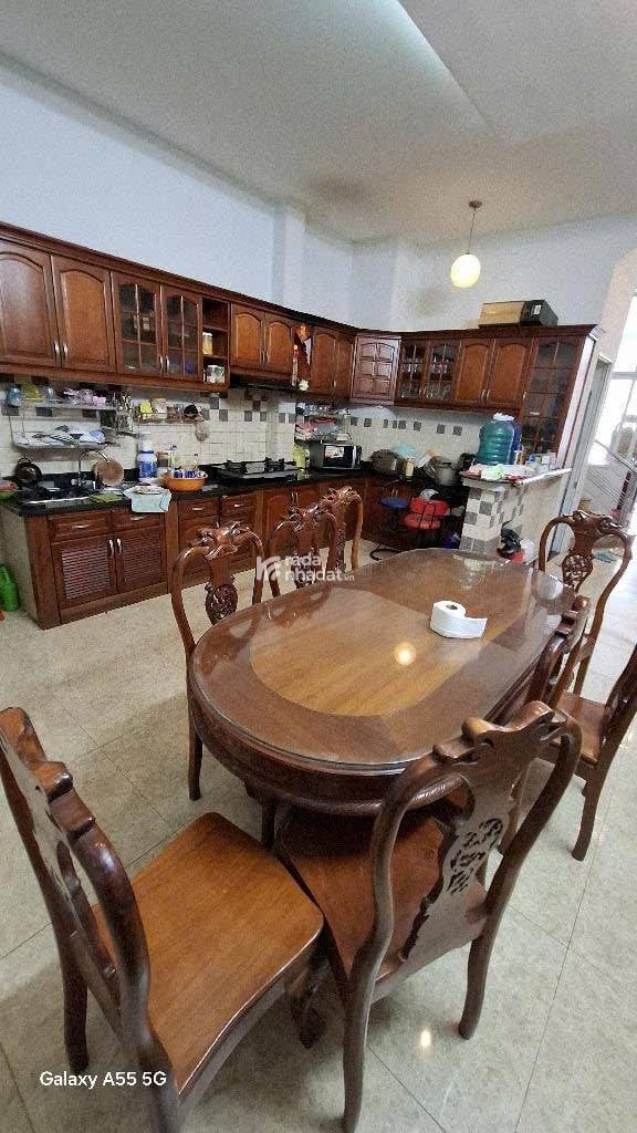 Kết cấu: Số tầng: 4 (gồm 1 trệt, 2 lầu, ban công, sân thượng,...) đúc BTCT chắc chắn, có 4PN, 4WC 