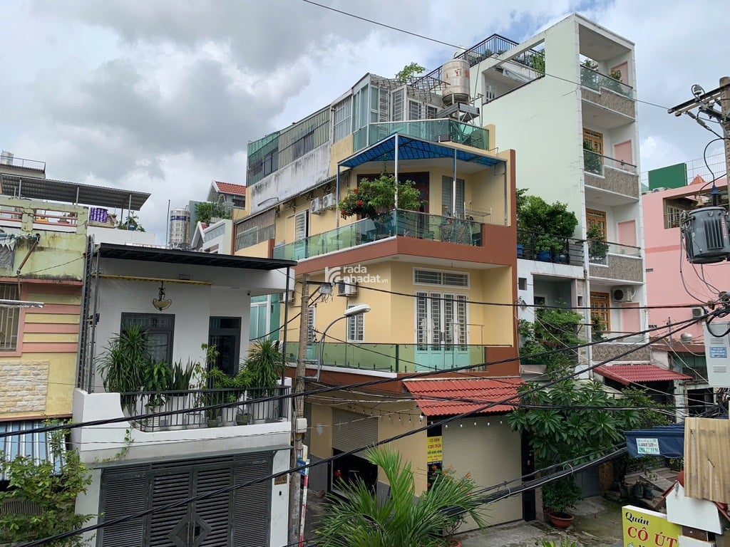 Đặc điểm: Ngay ủy ban nhân dân Quận , Bệnh viện , Trung tâm thương mại , Trường học các cấp ,