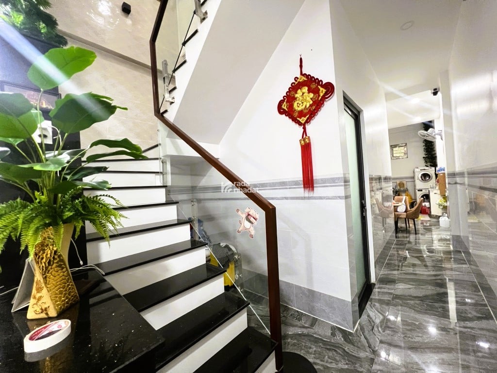 NHÀ ĐẸP XE TẢI TRÁNH  FULL NỘI THẤT  GẦN LÊ VĂN VIỆT