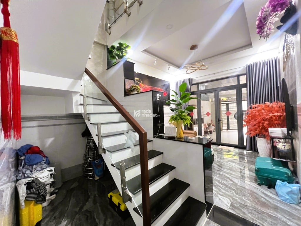 NHÀ ĐẸP XE TẢI TRÁNH  FULL NỘI THẤT  GẦN LÊ VĂN VIỆT