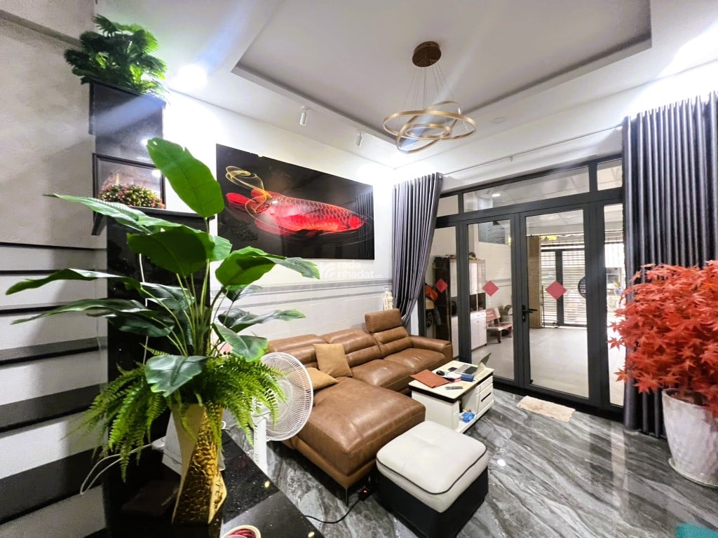 NHÀ ĐẸP XE TẢI TRÁNH  FULL NỘI THẤT  GẦN LÊ VĂN VIỆT