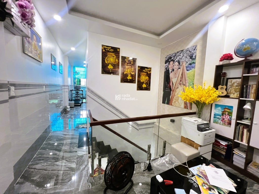 NHÀ ĐẸP XE TẢI TRÁNH  FULL NỘI THẤT  GẦN LÊ VĂN VIỆT