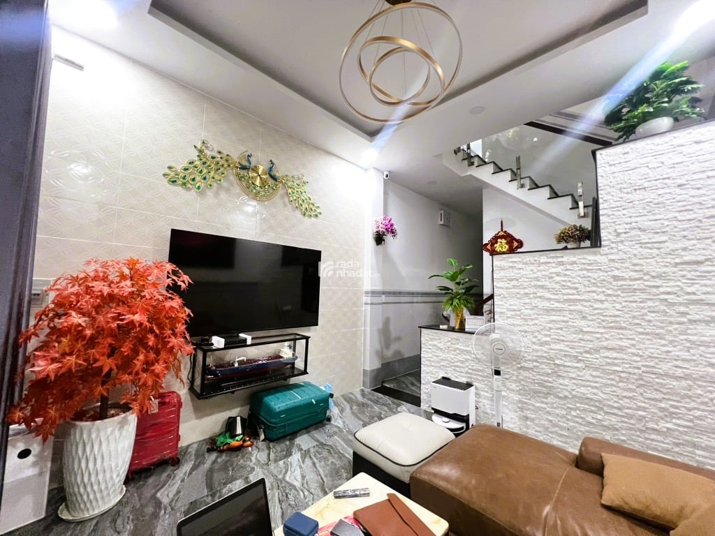 NHÀ ĐẸP XE TẢI TRÁNH  FULL NỘI THẤT  GẦN LÊ VĂN VIỆT