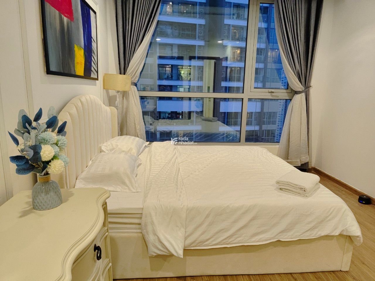 Cho thuê căn hộ cao cấp Vincom Center - Đồng Khởi, Quận 1. DT 190m2, 3PN view hồ bơi