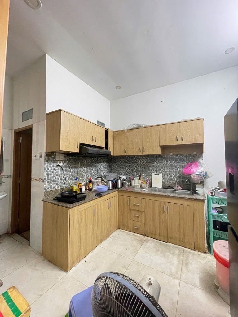Kết cấu 1 trệt 2 lầu, 2 sân thượng trước sau đúc BTCT. Gồm: 4PN, 4WC, bếp, phòng khách.  