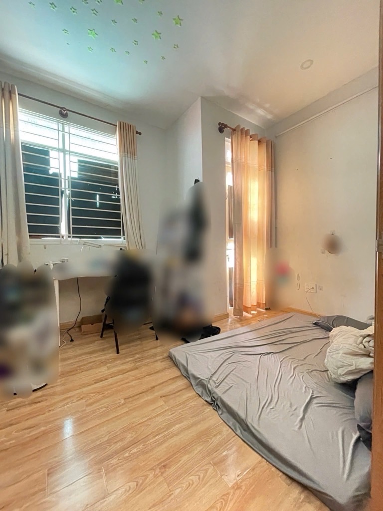 Kết cấu 1 trệt 2 lầu, 2 sân thượng trước sau đúc BTCT. Gồm: 4PN, 4WC, bếp, phòng khách.  