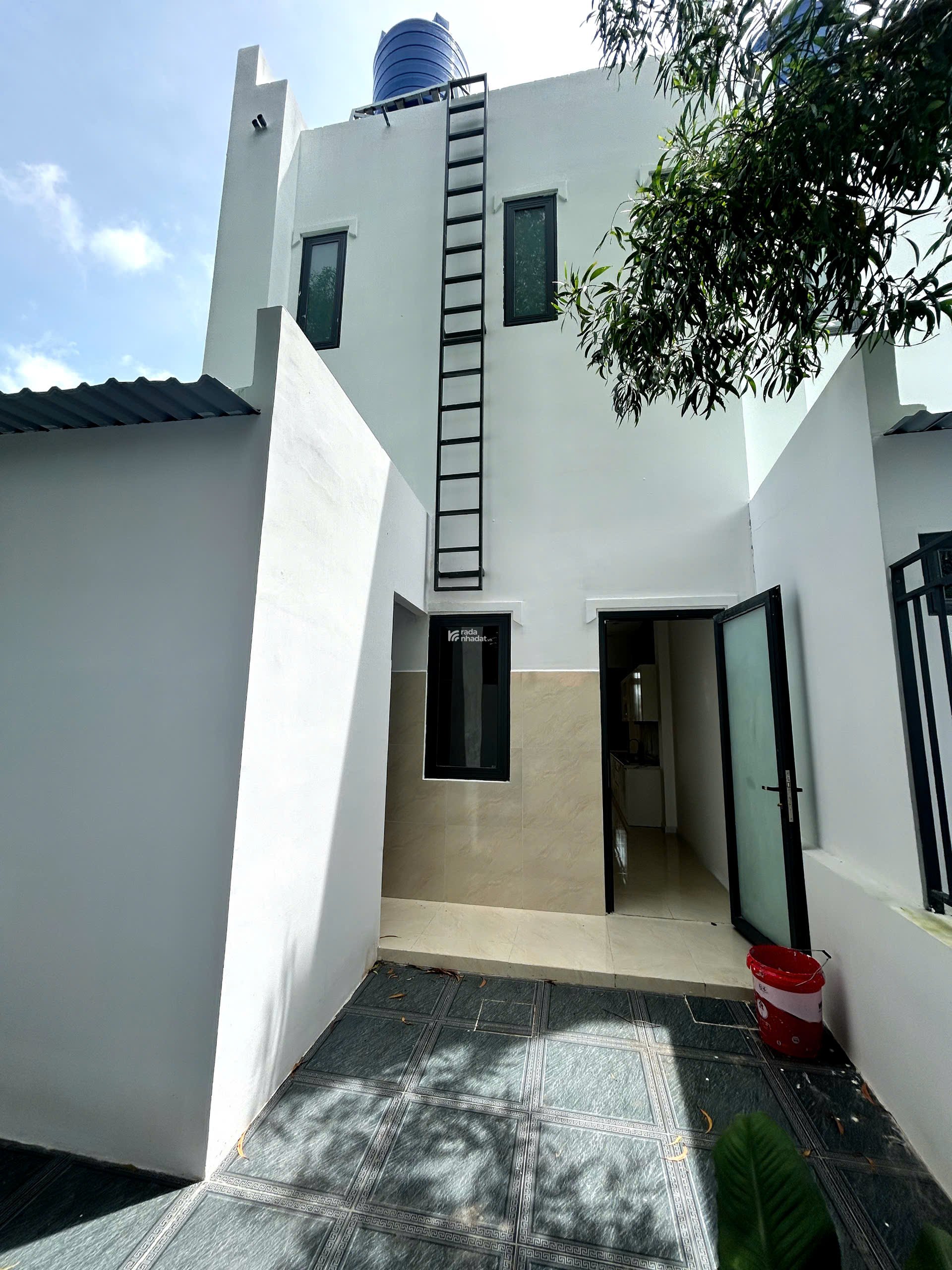 BÁN NHÀ HOÀN CÔNG 5X25 MẶT TIỀN ĐƯỜNG cách trục đường QL50 700m