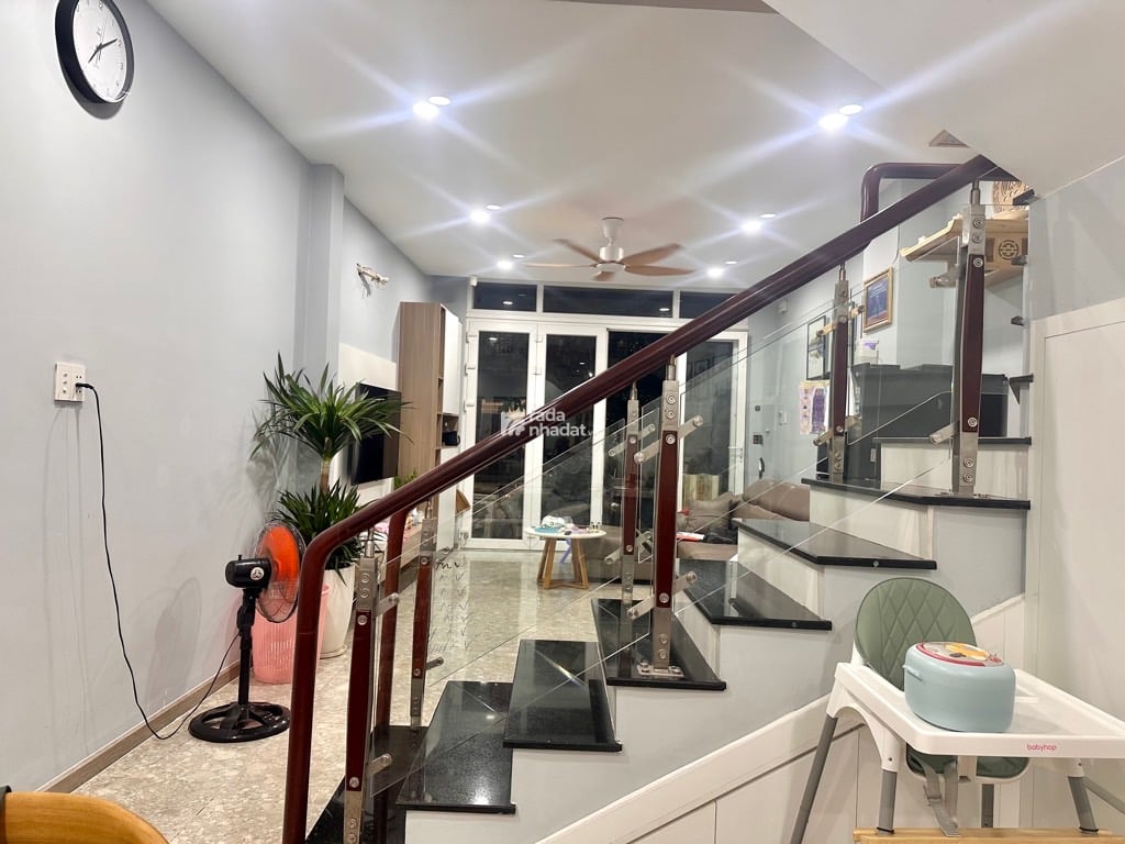 NHÀ ĐẸP Ở NGAY, 4 TẦNG VIEW CÔNG VIÊN GẦN ĐH CẢNH SÁT, 4X13,5 NHỈNH 8 TỶ.