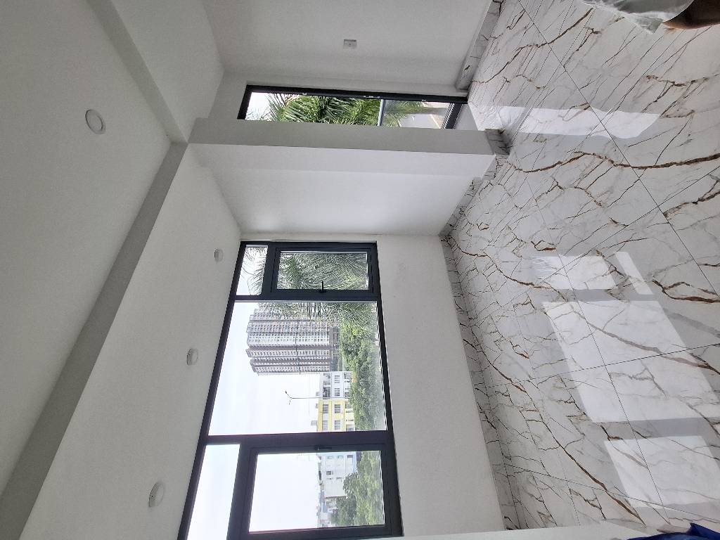  Kết cấu: Số tầng: 5 (gồm 1 trệt, lửng, 2 lầu, ban công, sân thượng,...) đúc BTCT