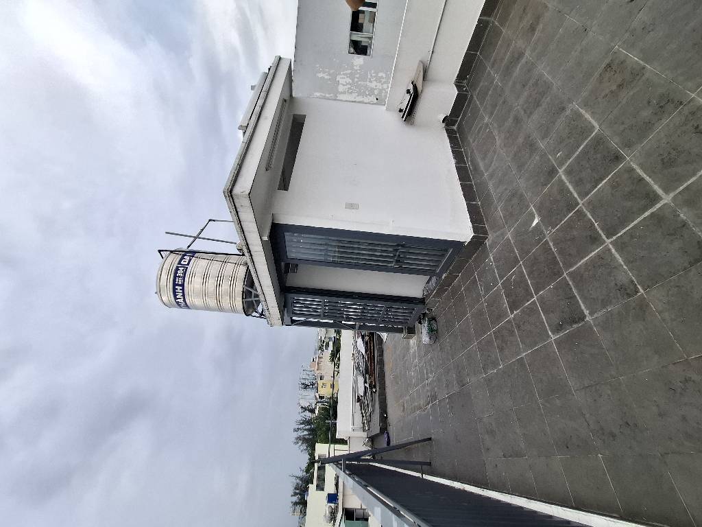  Kết cấu: Số tầng: 5 (gồm 1 trệt, lửng, 2 lầu, ban công, sân thượng,...) đúc BTCT