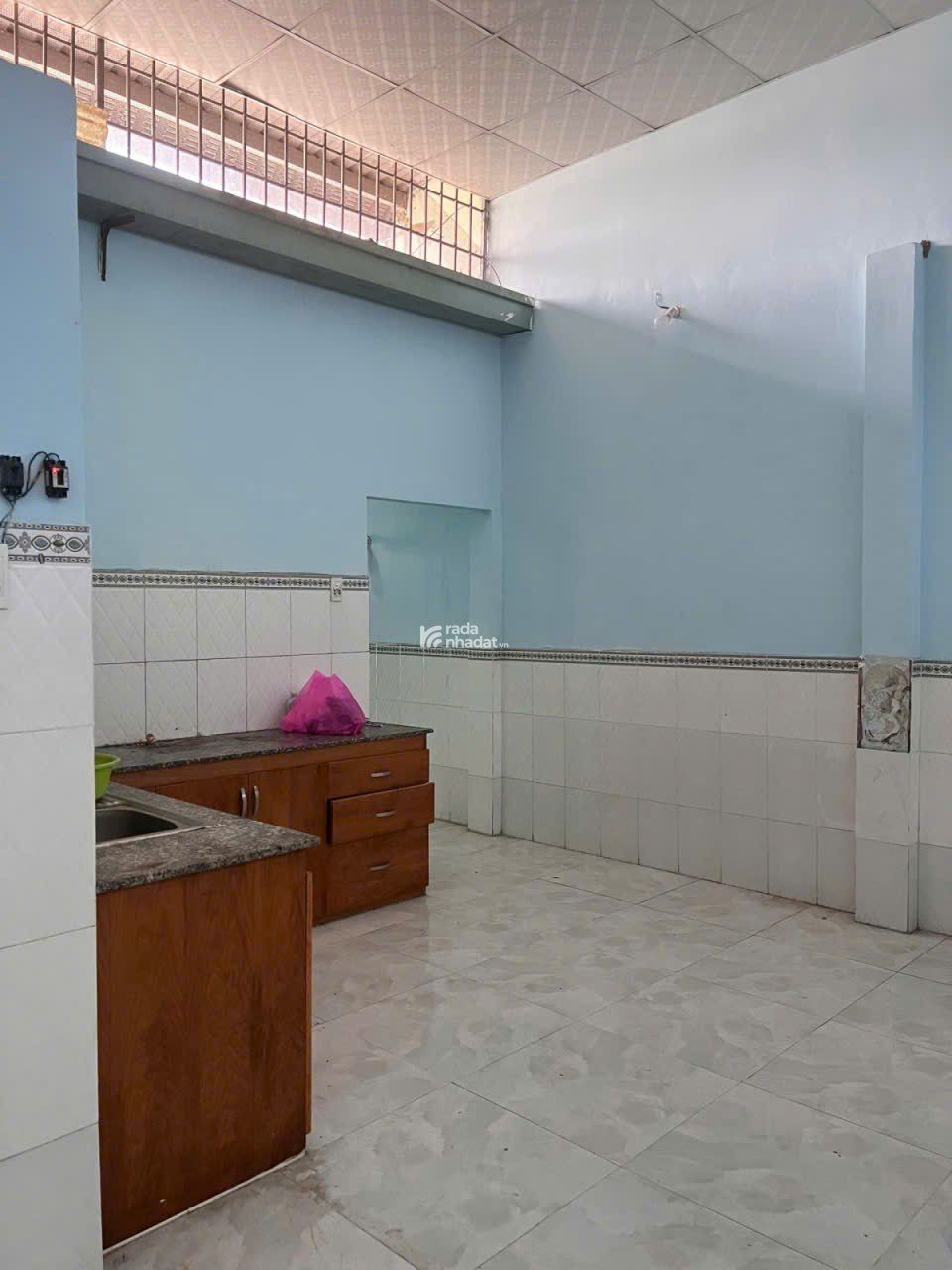 NHÀ CẤP 4 SHR XE HƠI ĐẬU TRONG SÂN RỘNG RÃI HÓC MÔN 