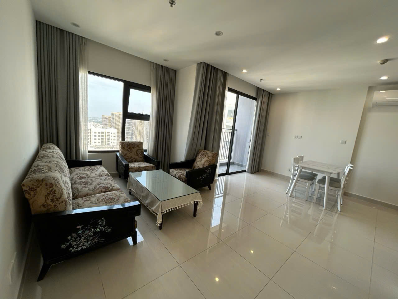 Cho thuê căn hộ 2PN, 2WC, 70m2, full nội thất, vinhomes, giá hạt dẻ