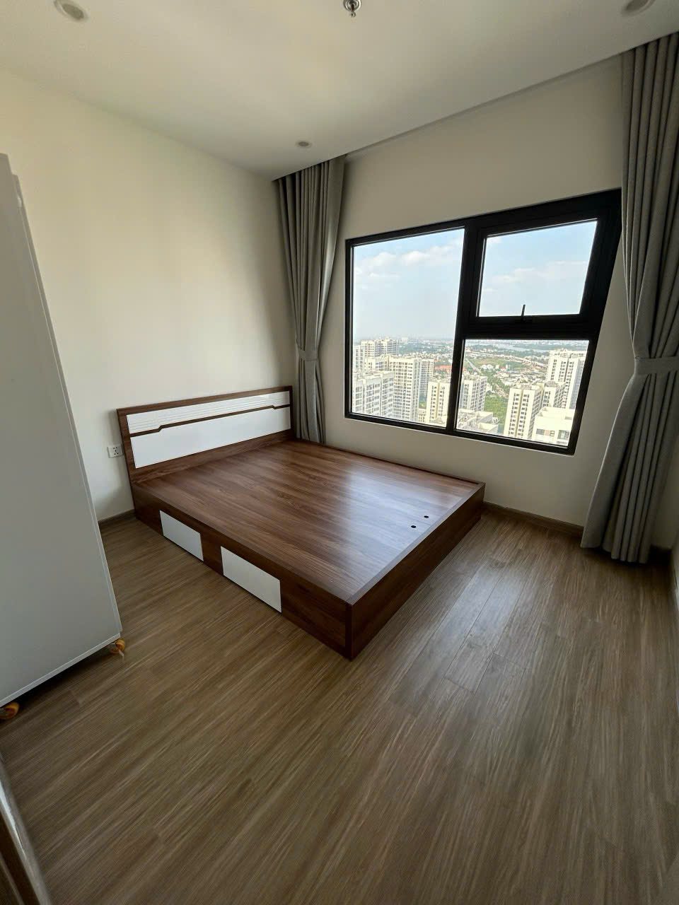 Cho thuê căn hộ 2PN, 2WC, 70m2, full nội thất, vinhomes, giá hạt dẻ