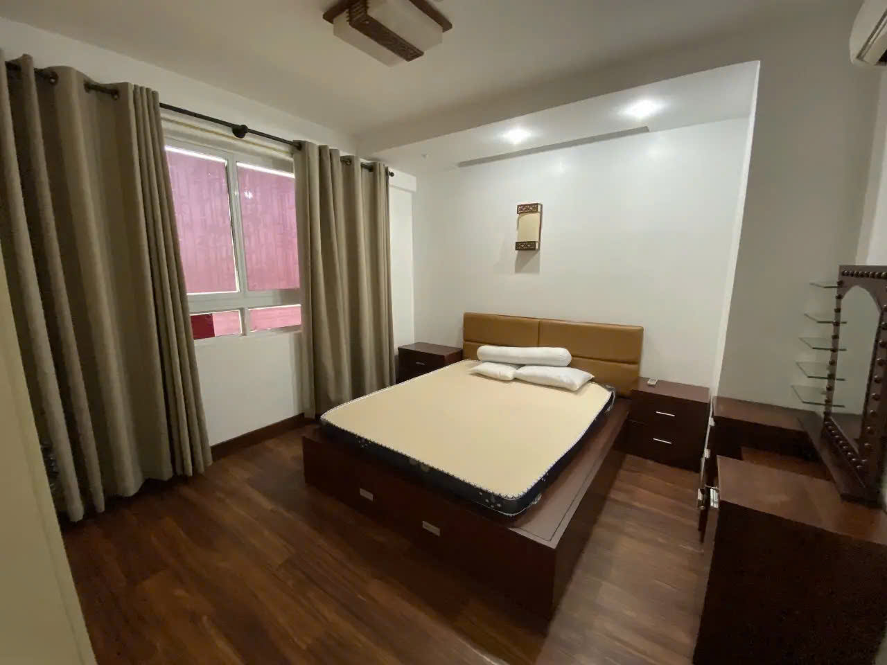 Bán Gấp Căn Hộ Hùng Vương Plaza Quận 5 - 130m2 (3PN - 3WC) - Sổ Hồng Chính Chủ - 9,3 Tỷ