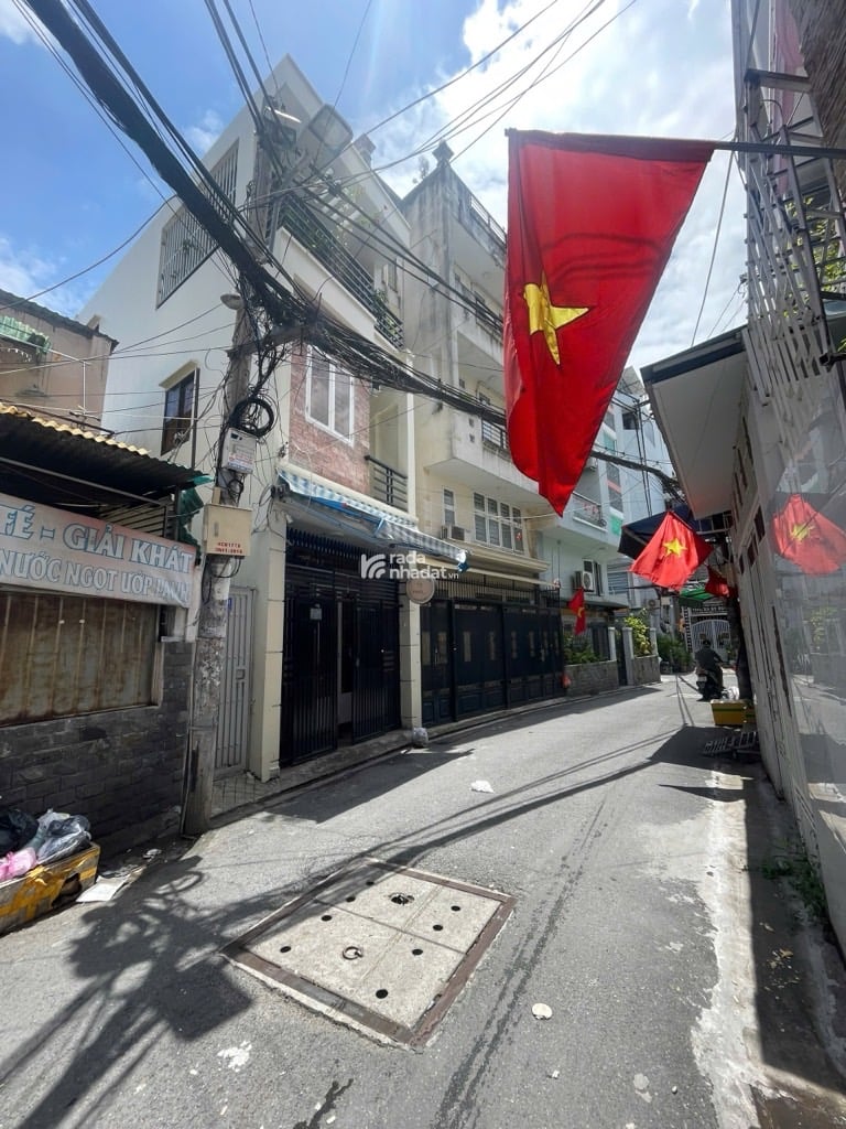 HẺM XE HƠI SÁT VÁCH. HOÀNG HOA THÁM, PHÚ NHUẬN, 3 TẦNG MỚI Ở NGAY. GIẢM 550TR CHỈ CÒN 7.3T TL