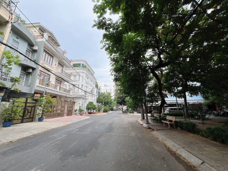 Bán nhà mặt tiền Trịnh ĐÌnh Trọng-ngang 4m-4PN-sổ vuông-cạnh công viên