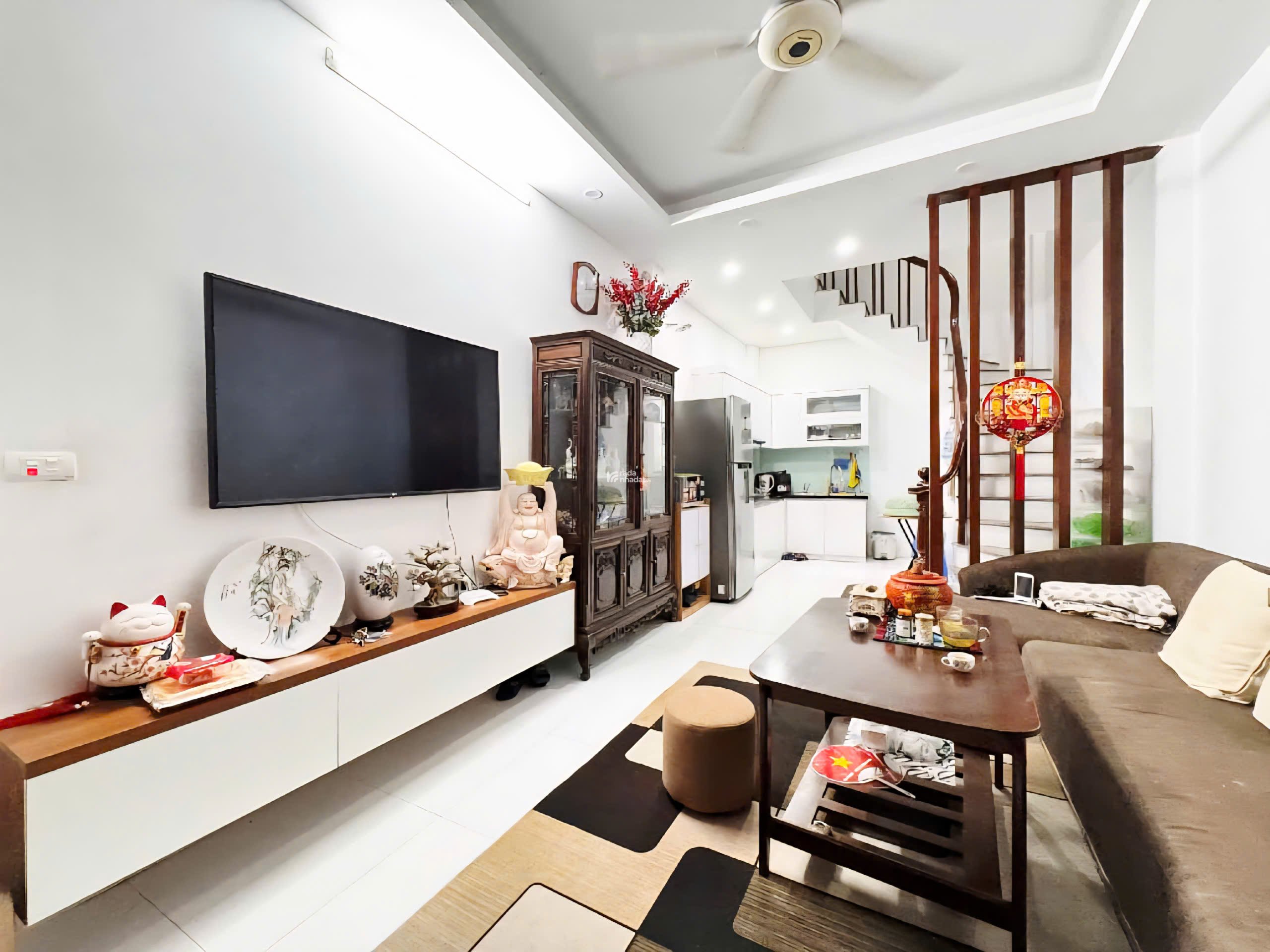 Hiếm nhà đẹp Hoàng Hoa Thám ngõ thông gần phố, ô tô đỗ cổng 42m2 x 5 tầng hơn 10 tỷ