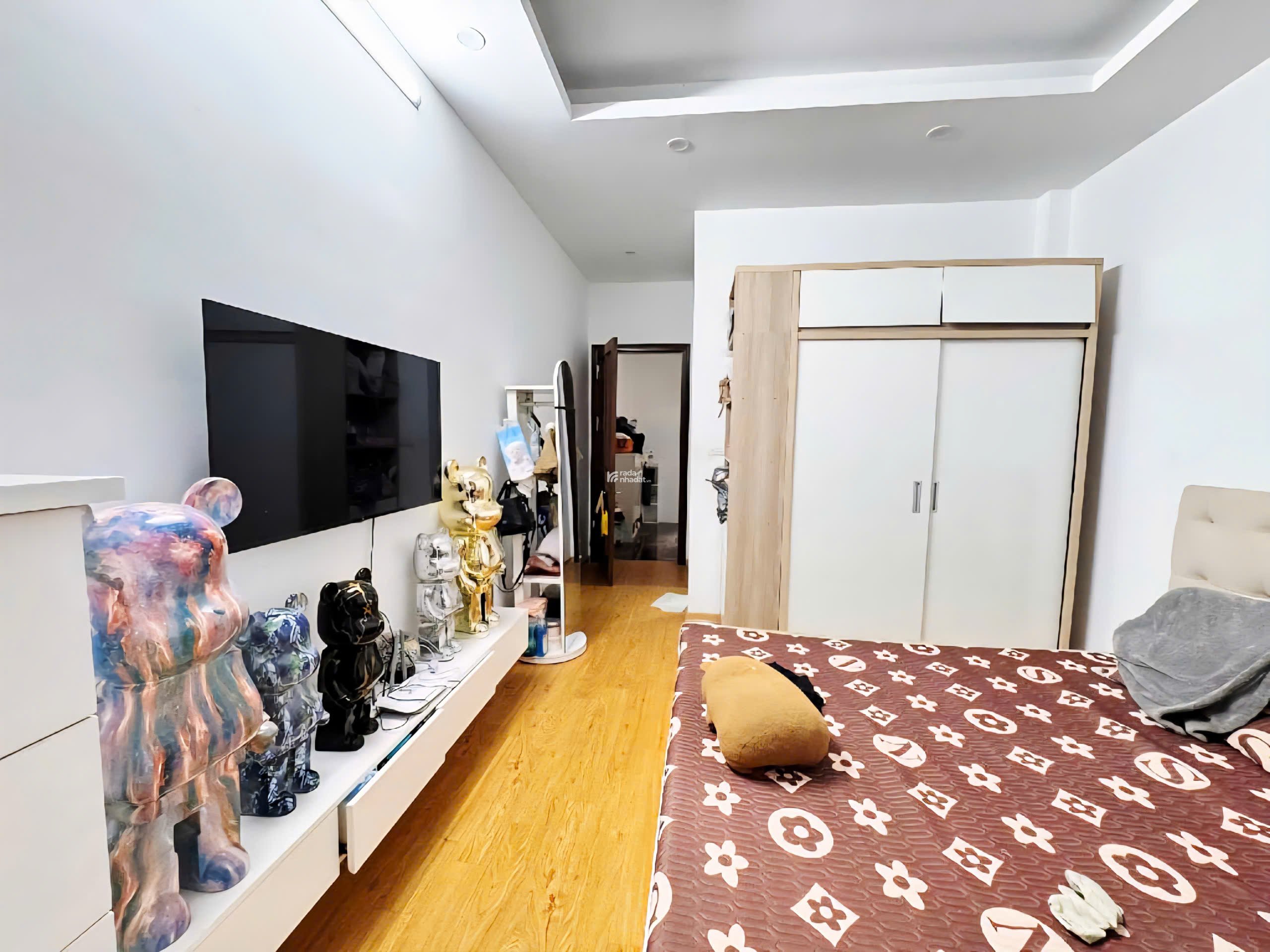 Hiếm nhà đẹp Hoàng Hoa Thám ngõ thông gần phố, ô tô đỗ cổng 42m2 x 5 tầng hơn 10 tỷ