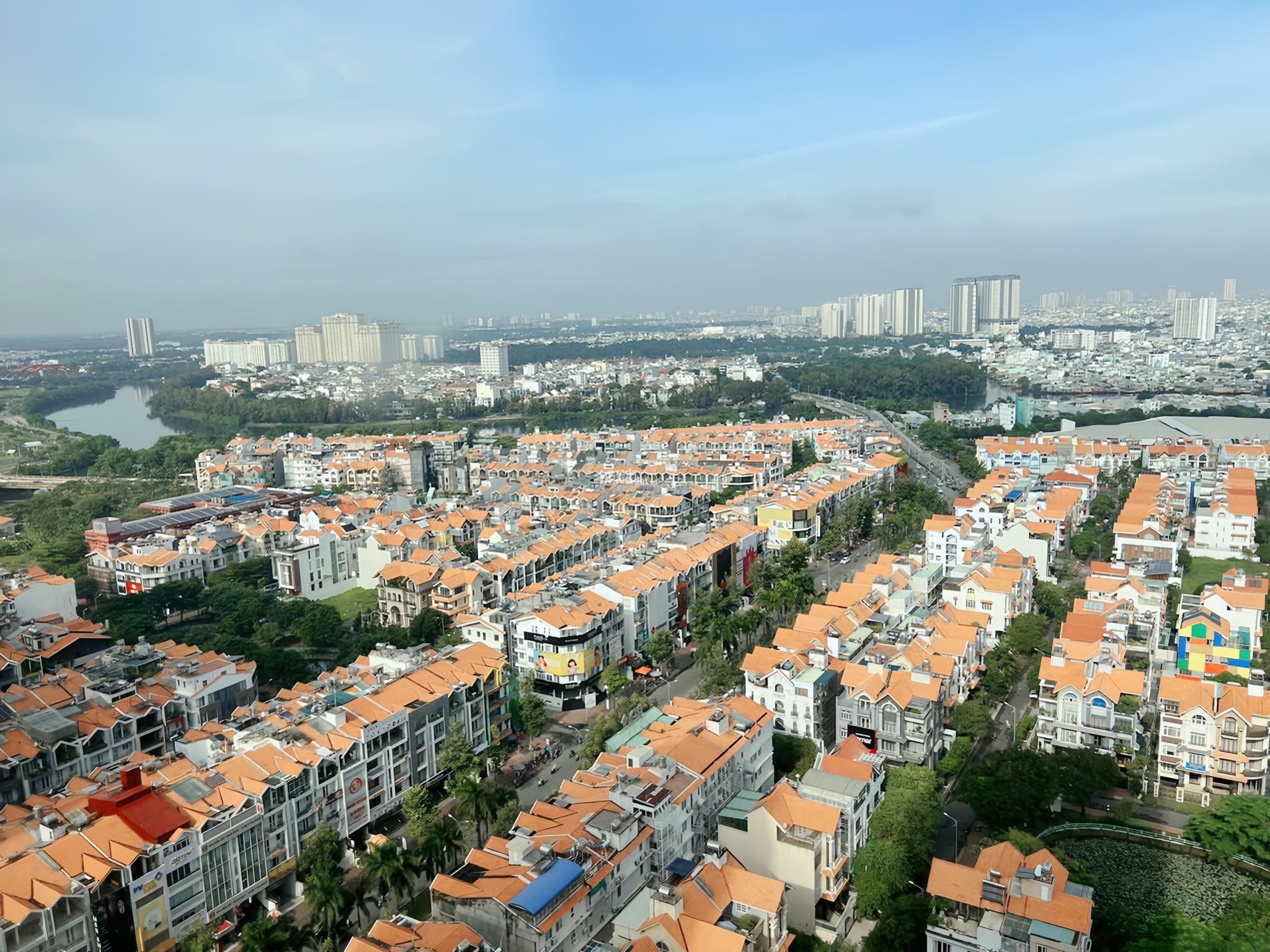 BÁN GẤP CH Sunrise City Central Q7, 61m2 giá chỉ 2 tỉ 830 triệu. Đầy đủ nội thất hiện đại.