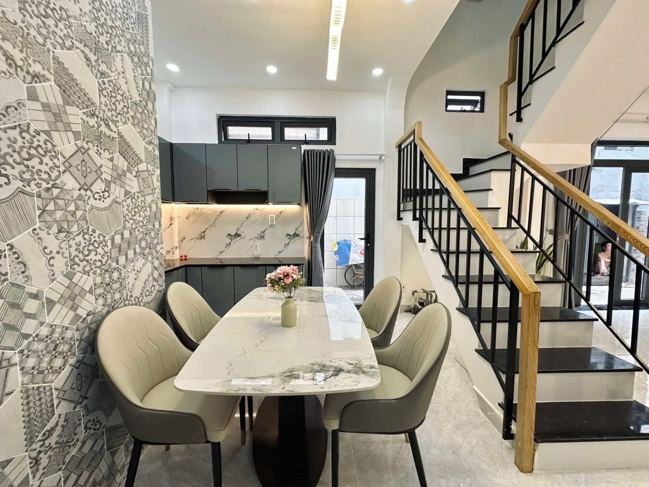 Bán nhà đẹp 42m2 - 4 Tỷ 150 - hẻm oto đường Hoàng Hoa Thám Quận Phú Nhuận - SHR