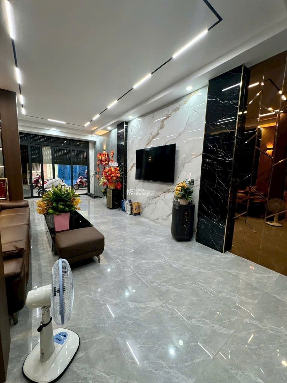 Hxh 8m Lạc Long Quân, 45m2, 3 tầng mới đẹp full nội thất, chỉ 8.95 tỷ, đẳng cấp