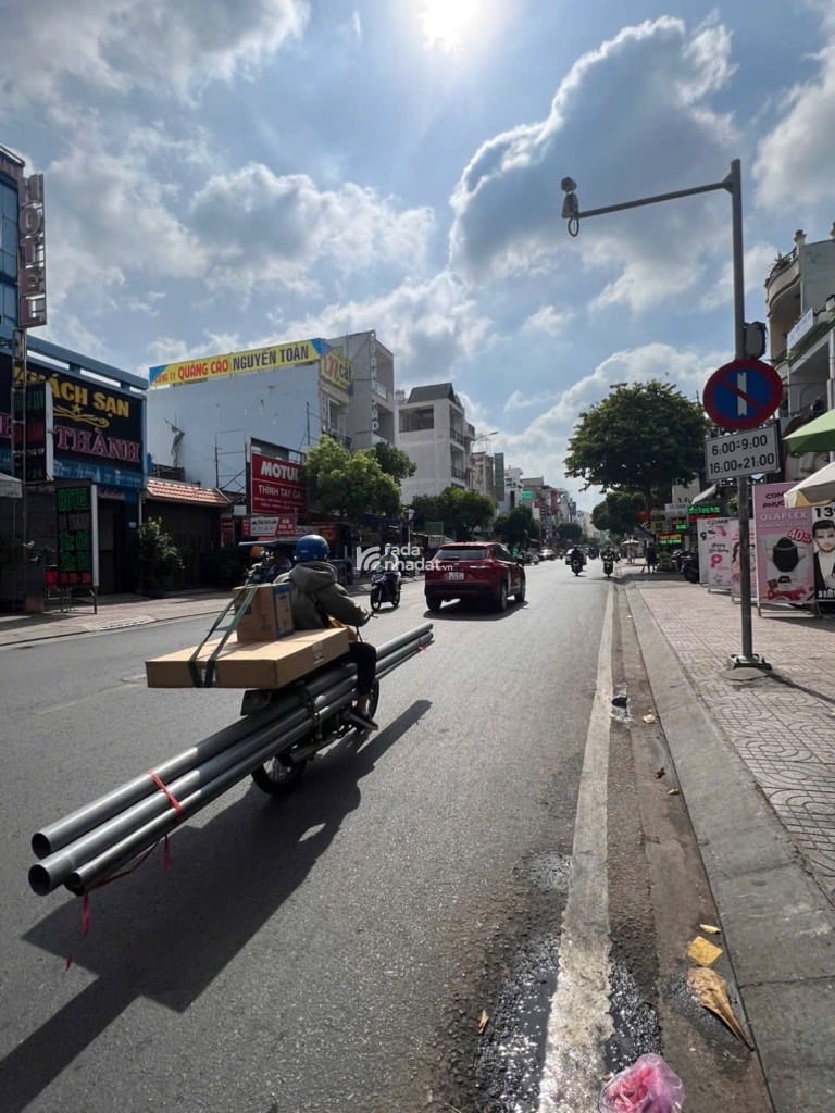  Mặt tiền đường 20m, cực kỳ đông đúc sầm uất, thuận tiện kinh doanh đa ngành nghề: ngân hàng 