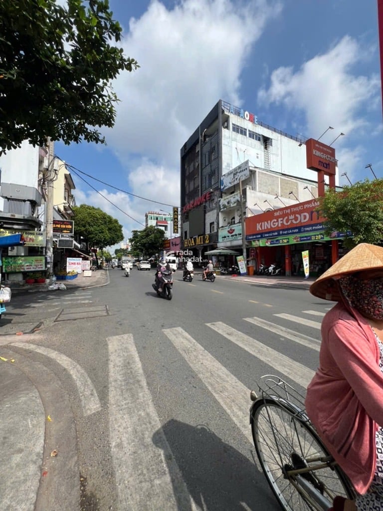  Mặt tiền đường 20m, cực kỳ đông đúc sầm uất, thuận tiện kinh doanh đa ngành nghề: ngân hàng 