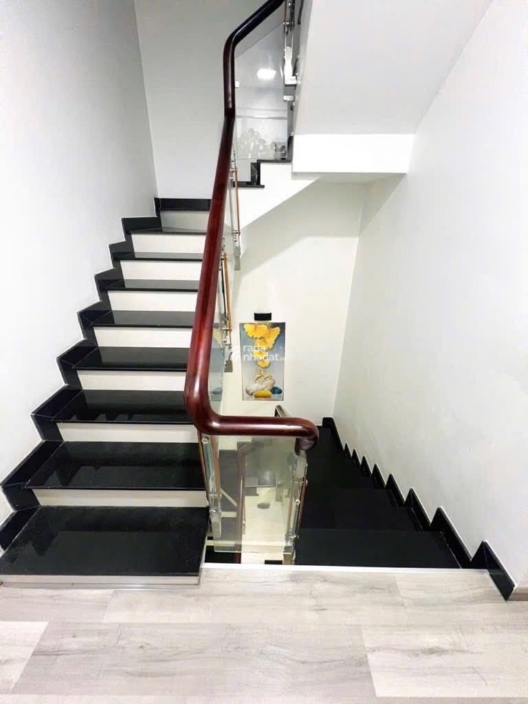  4Lầu mới keng,dtsd 240m2,4PN,xe hơi tới cửa nhà ngay Tên Lửa Bình Tân.Chính chủ chào hơn 6tỷ(TL)