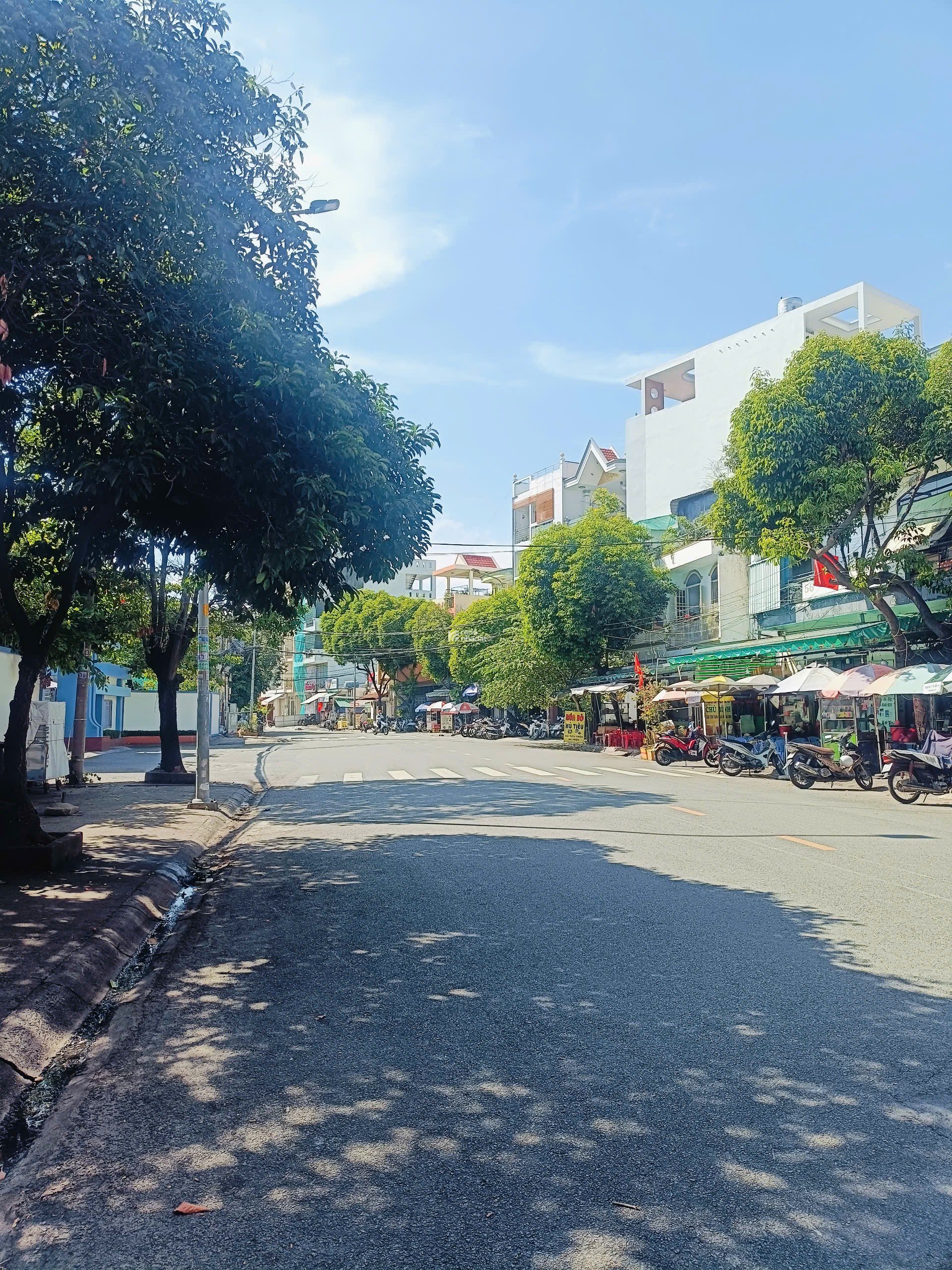 Mặt Tiền Lê Văn Phan. Q Tân Phú. 4,9x18 nở 11m. 4 Tầng.Giá: 31 Tỷ