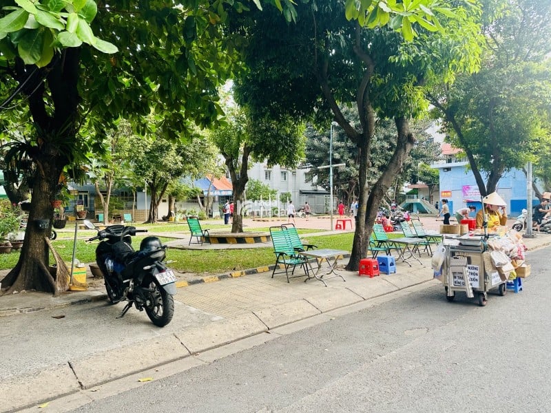 Bán nhà mặt tiền Nguyễn Xuân Khoát-ngang 4m-17PN-sổ vuông-gần chung cư-kinh doanh sầm uất