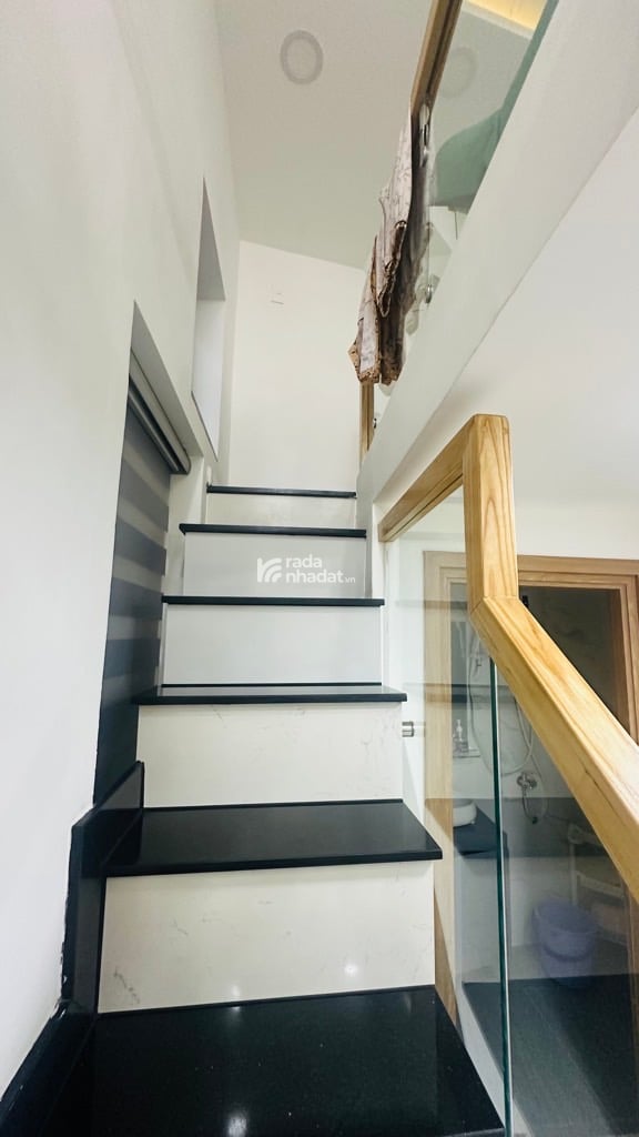 SÁT Q1. HẺM XE HƠI XÔ VIẾT NGHỆ TĨNH, BÌNH THẠNH, 3 TẦNG Ở NGAY. GIẢM 350TR CHỈ CÒN 4.3T TL 