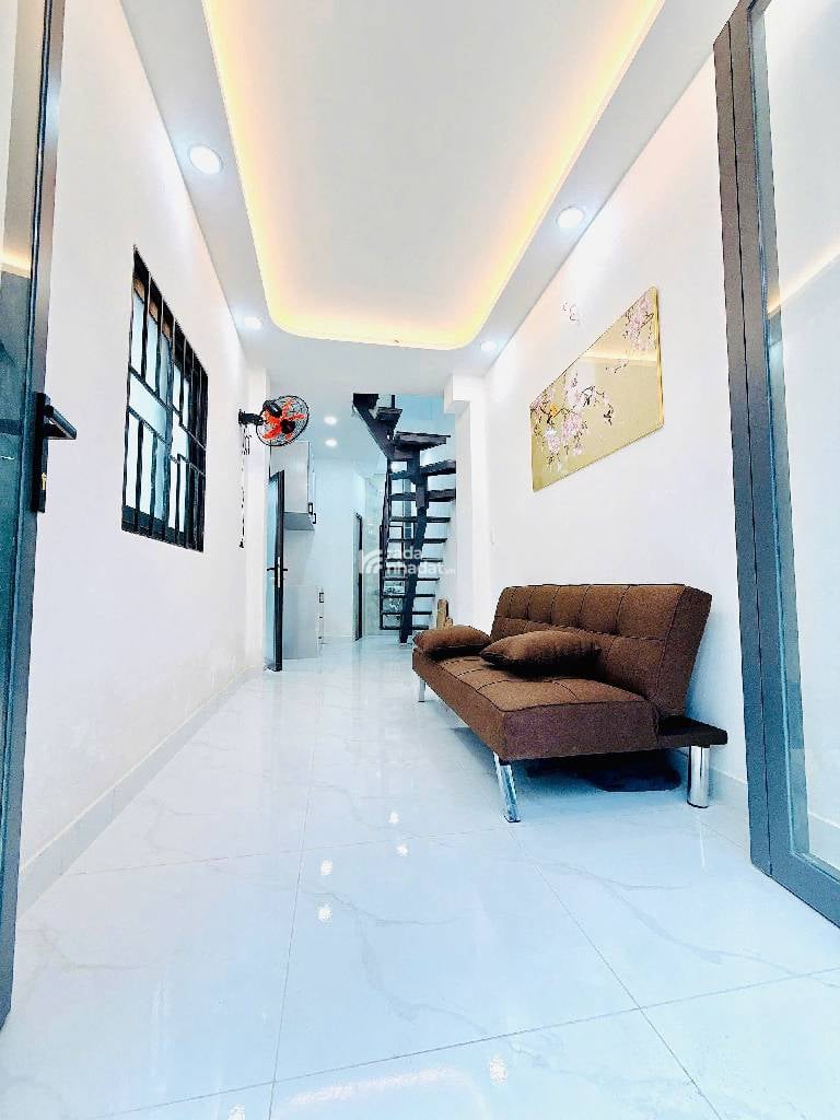 Bán nhà lô góc đẹp đường Nguyễn Thị Tần, pháp lý chuẩn, vào ở ngay, phường 2, Quận 8