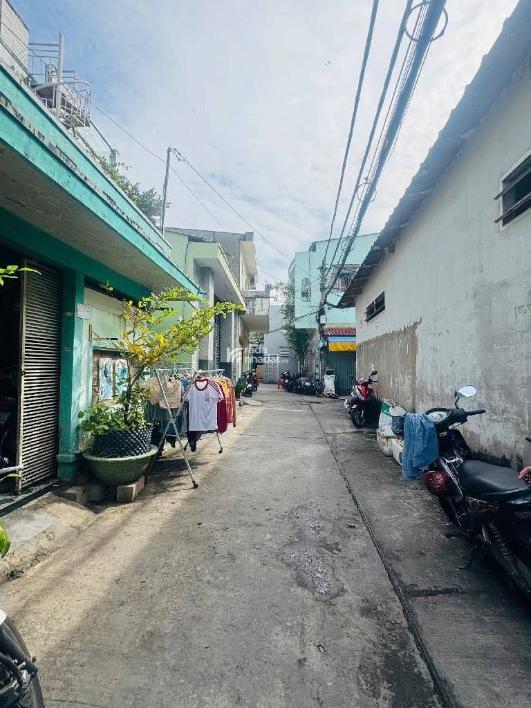 BÁN ĐẤT TẶNG NHÀ TỈNH LỘ 10 66M2 4.X TỶ 5.2X13M HẺM XE HƠI GIÁP QUẬN 6