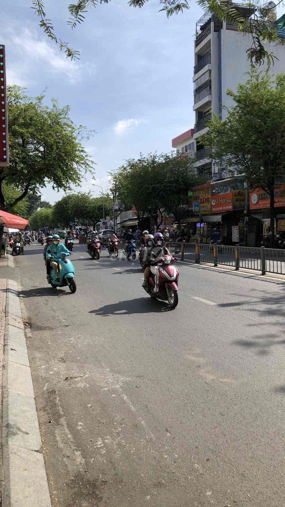 Nhà Mặt tiền lớn 45m2 đường Lê Văn Việt về trung tâm 2 phút