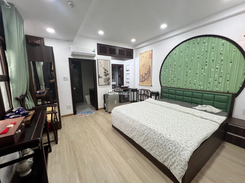 Bán nhà Phú Nhuận 4 x 18 x 5 tầng phong cách Âu cổ điển, HXH gần mặt tiền 