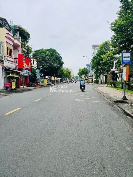 BÁN ĐẤT TẶNG NHÀ GẦN CHỢ TÂN HƯƠNG 2 MẶT HẺM  GẦN 100M  CHỈ 7 TỶ TL